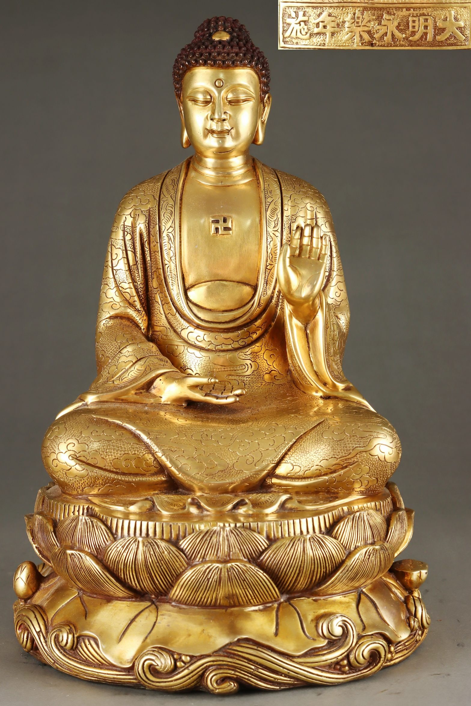 A Exquisite Gilt Bronze Buddha Statue Ornament (1 of 9)