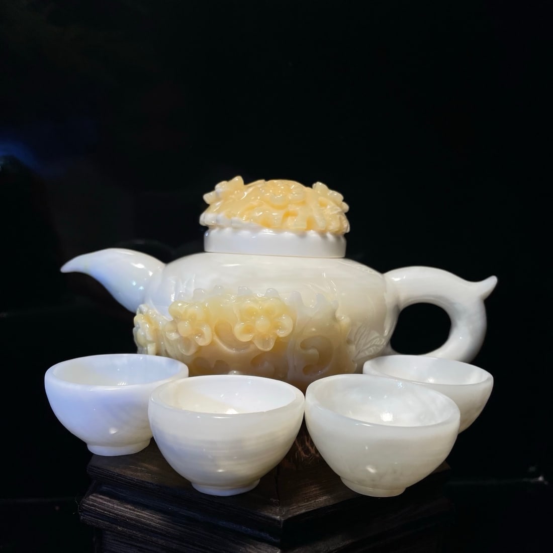 A Set of Exquisite Hotan Jade Tea Ware: A Set of Exquisite Hotan Jade Tea Ware,Size:3.9inx7.6inx3.1in(teapot)1.6inx1in(teacup) 一套和田玉茶具