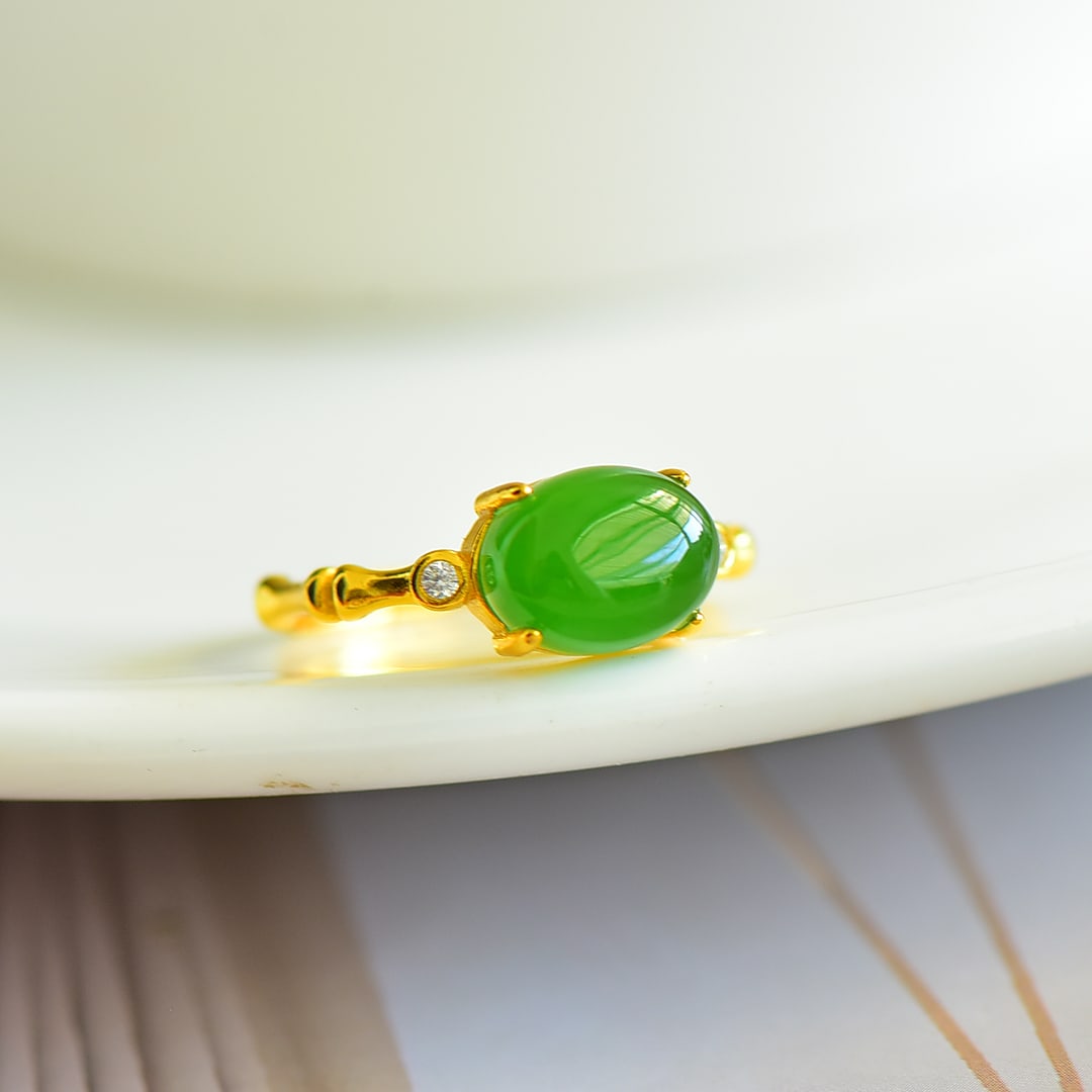 A Exquisite Silver Inlaid Jasper Ring: A Exquisite Silver Inlaid Jasper Ring,Size:0.2inx0.2in 银镶和田碧玉蛋面戒指