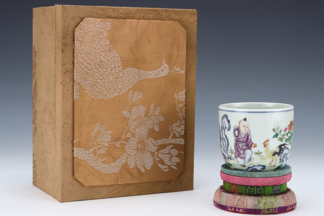 An Exquisite Famille-Rose Figure and Rooster Pattern Cup,With Poem: An Exquisite Famille-Rose Figure and Rooster Pattern Cup,With Poem,Qing Dynasty, China,Qianlong Six-character Mark,Size:3inx3.3in 粉彩人物公鸡纹杯,ñ