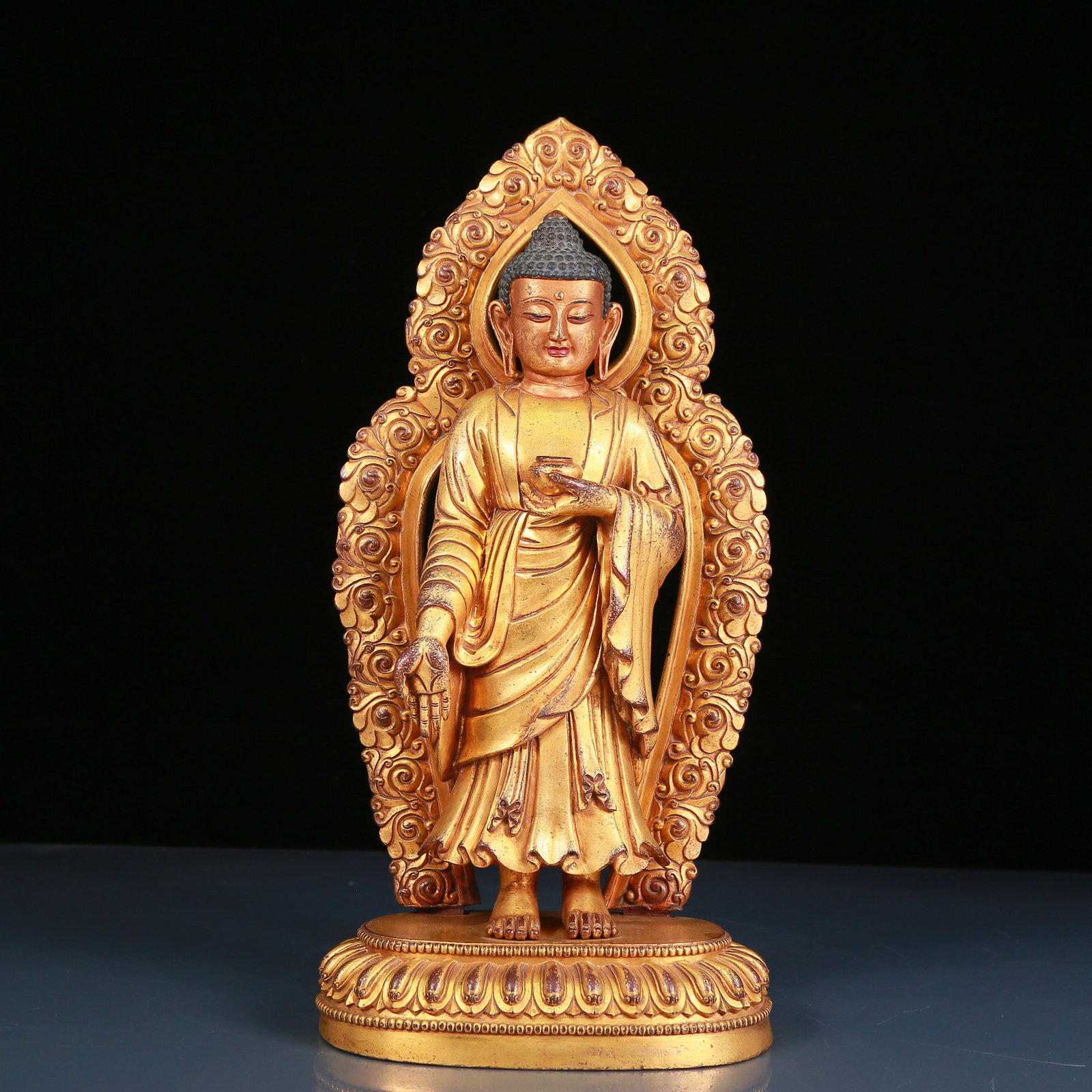 A solemn gilt bronze statue of Sakyamuni (1 of 13)