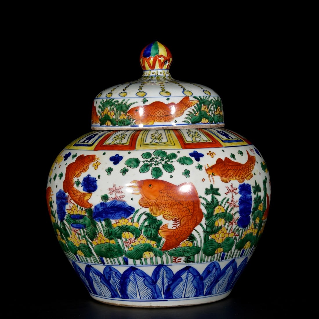 A Rare Wucai Painted Gold Hornwort Pattern Cover Jar (1 of 8)