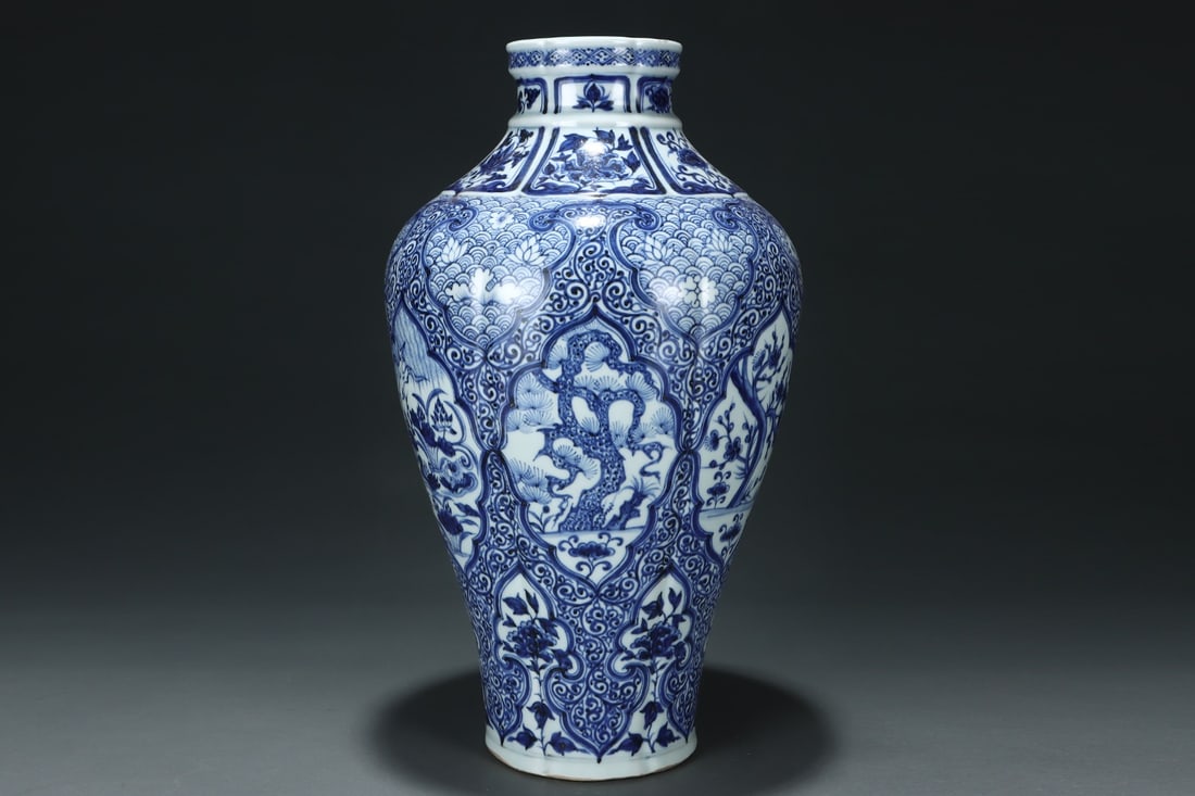 An Exquisite Blue and White Seawater Flower and Bird Pattern Vase: An Exquisite Blue and White Seawater Flower and Bird Pattern Vase,Yuan Dynasty, China,Size:18.1inx9.6in 