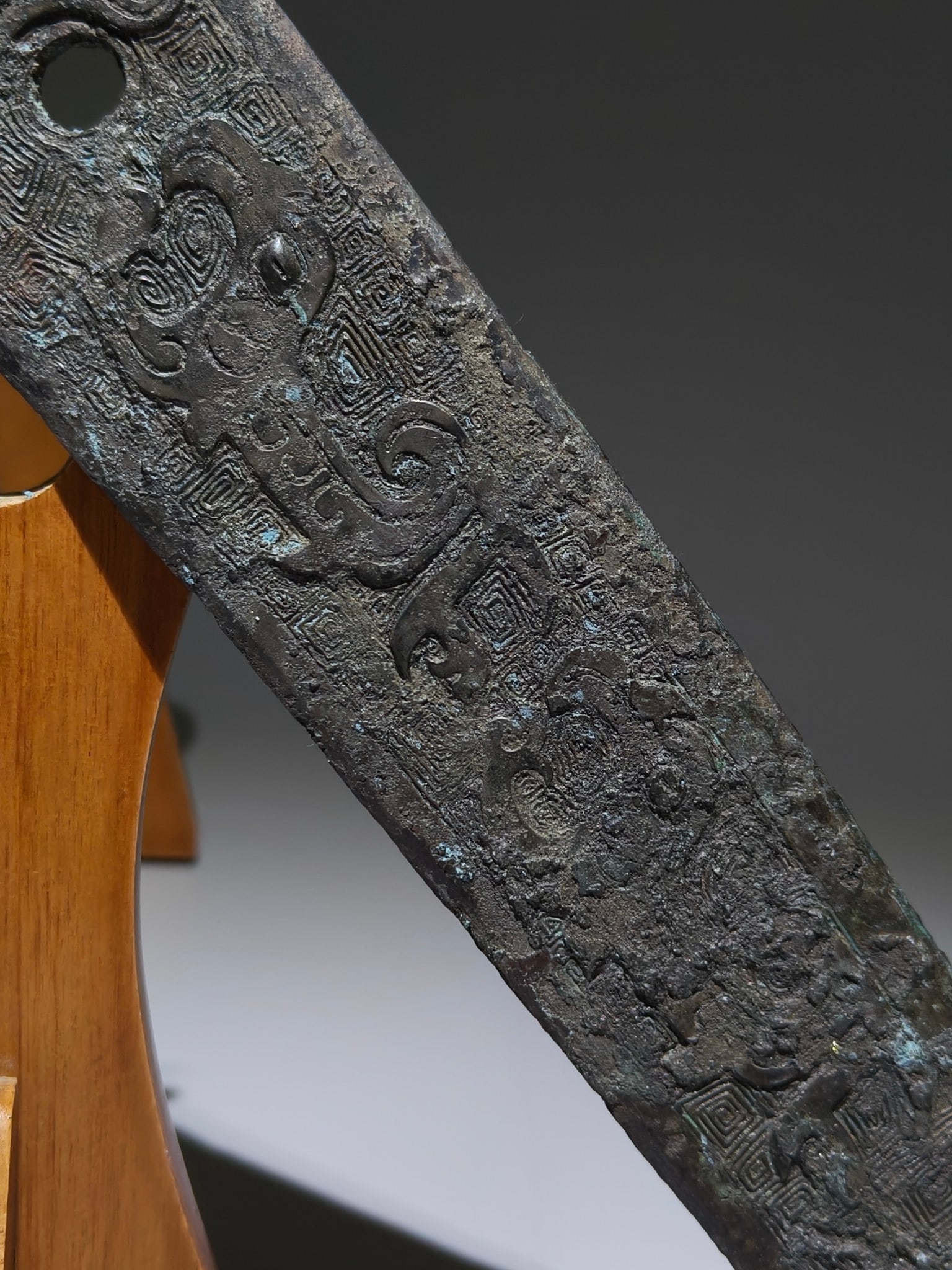 An Archaic Bronze Chi-Dragon Pattern Weapon - 3
