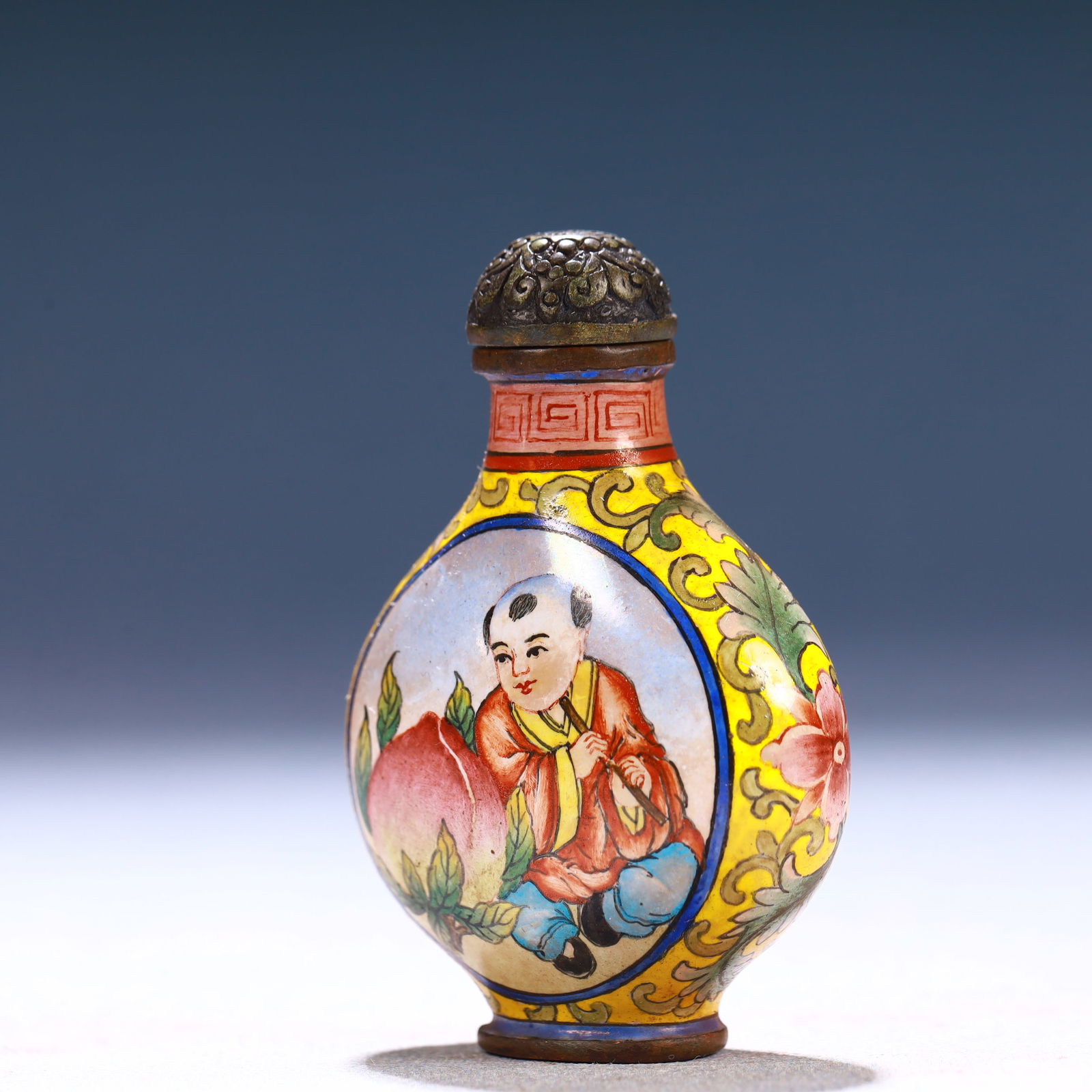 An Exquisite Painted Enamel Figure Pattern Snuff Bottle - 2