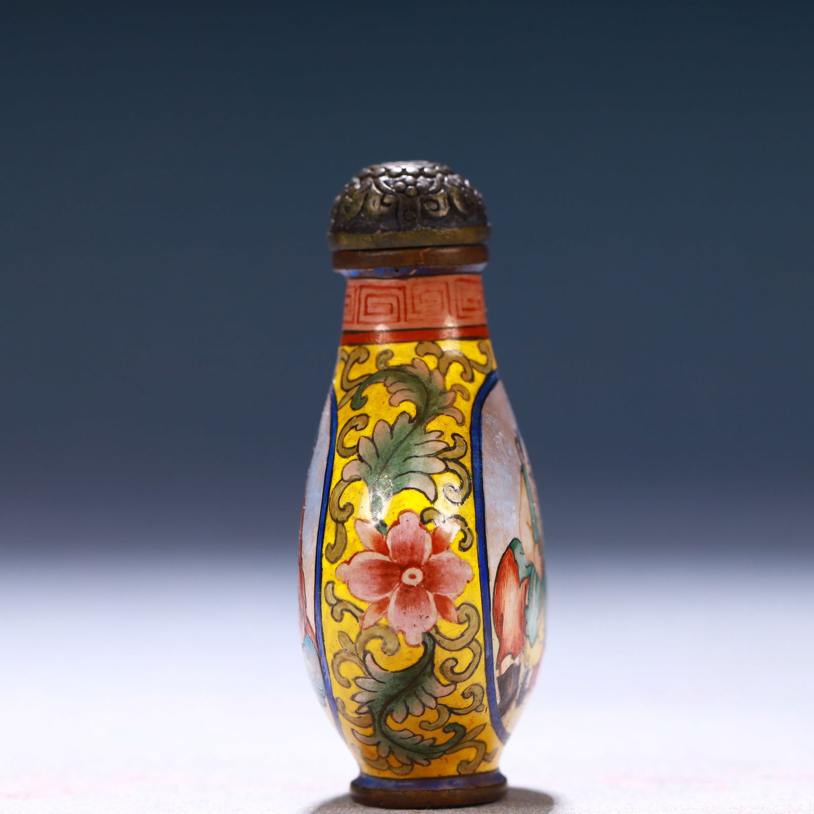 An Exquisite Painted Enamel Figure Pattern Snuff Bottle - 3