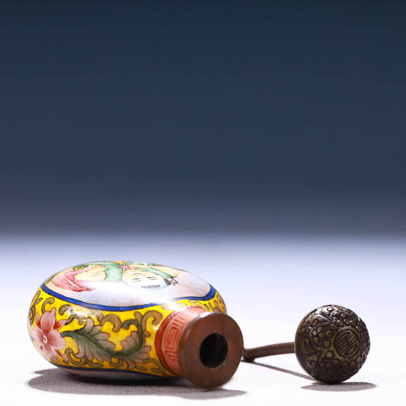 An Exquisite Painted Enamel Figure Pattern Snuff Bottle - 6