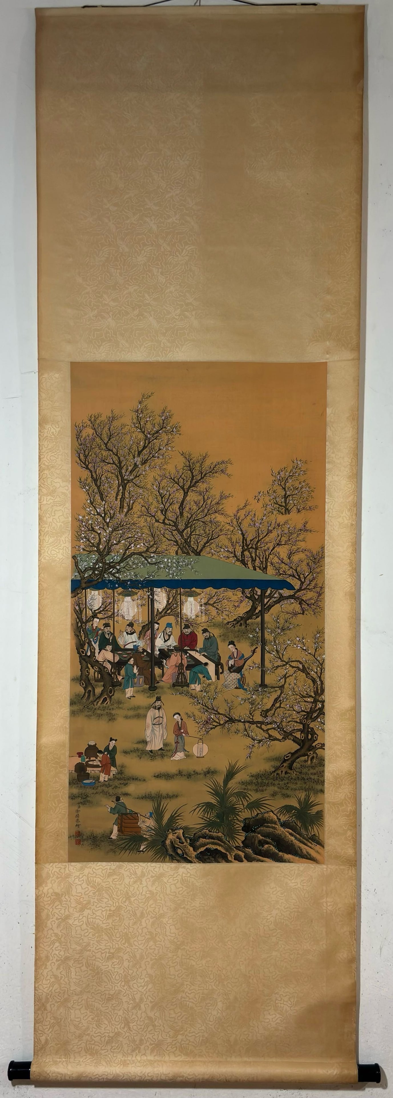 A Chinese Vertical Scroll Ink Painting of Character and Story on Silk,Xu Yang: A Chinese Vertical Scroll Ink Painting of Character and Story on Silk,Xu Yang,Size:(Without frame)40.6inx20.7in 一幅中国水墨绢本人物故