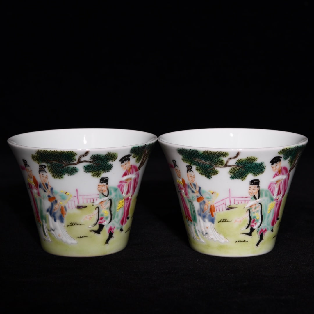 A Pair of Exquisite Famille-Rose Figure Pattern Cups (1 of 9)