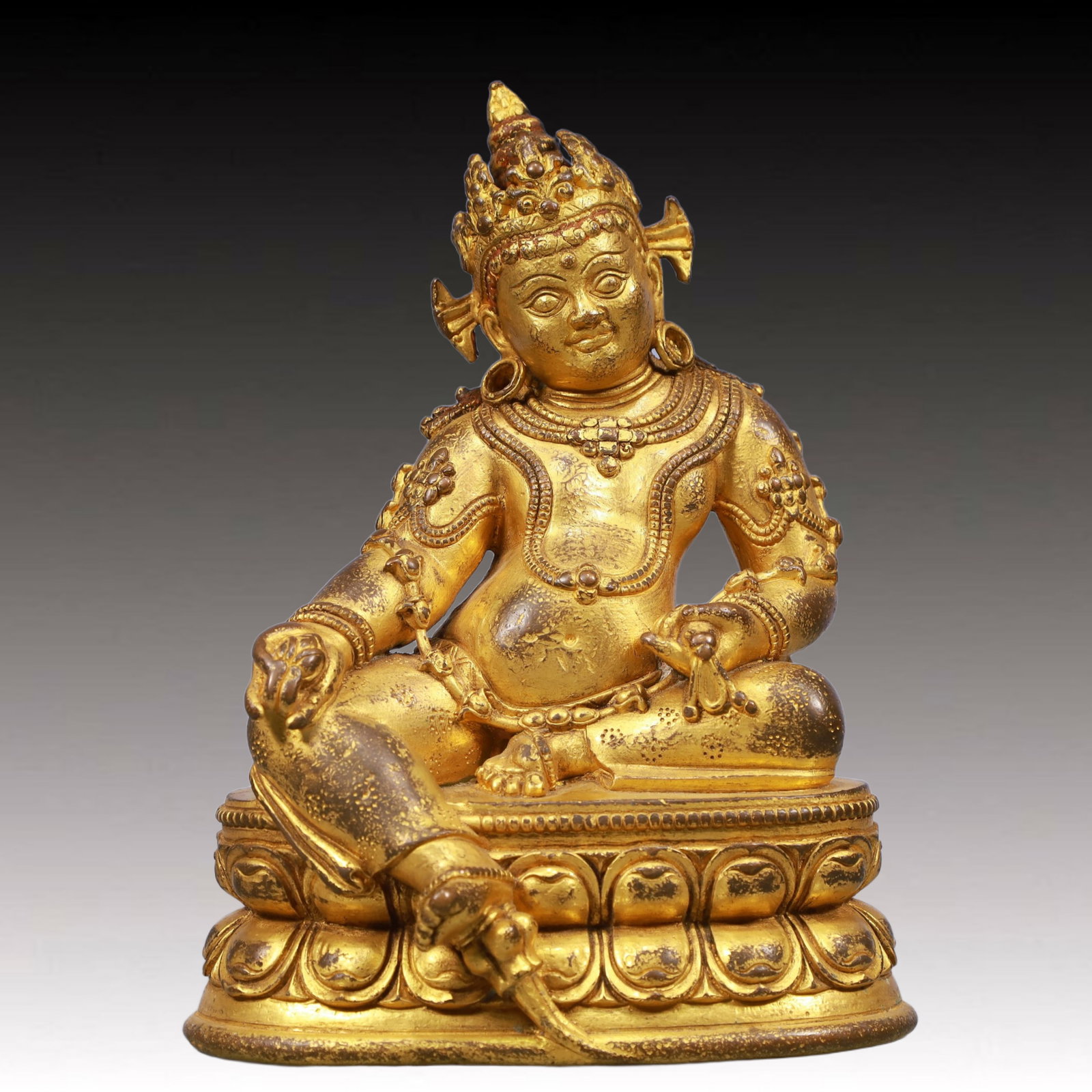 A Solemn Gilt Bronze Statue of Mammon: A Solemn Gilt Bronze Statue of Mammon, Qing Dynasty, China, Size:6.3inx3.9inx8.5in, Weight:2800g 铜鎏金财神像,中国清代,尺寸:6.3i