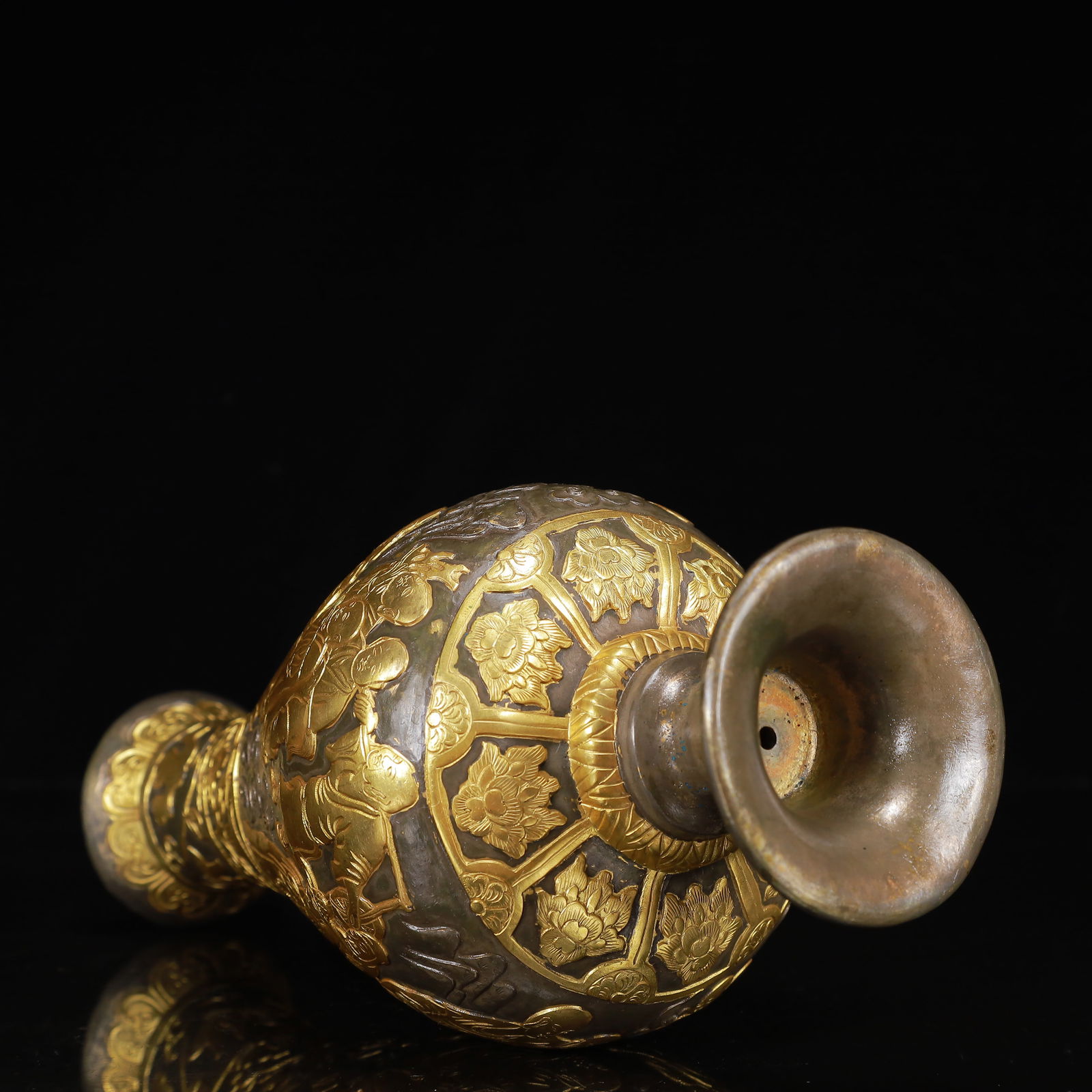 An Exquisite Gilt Silver Figure Pattern Vase - 9