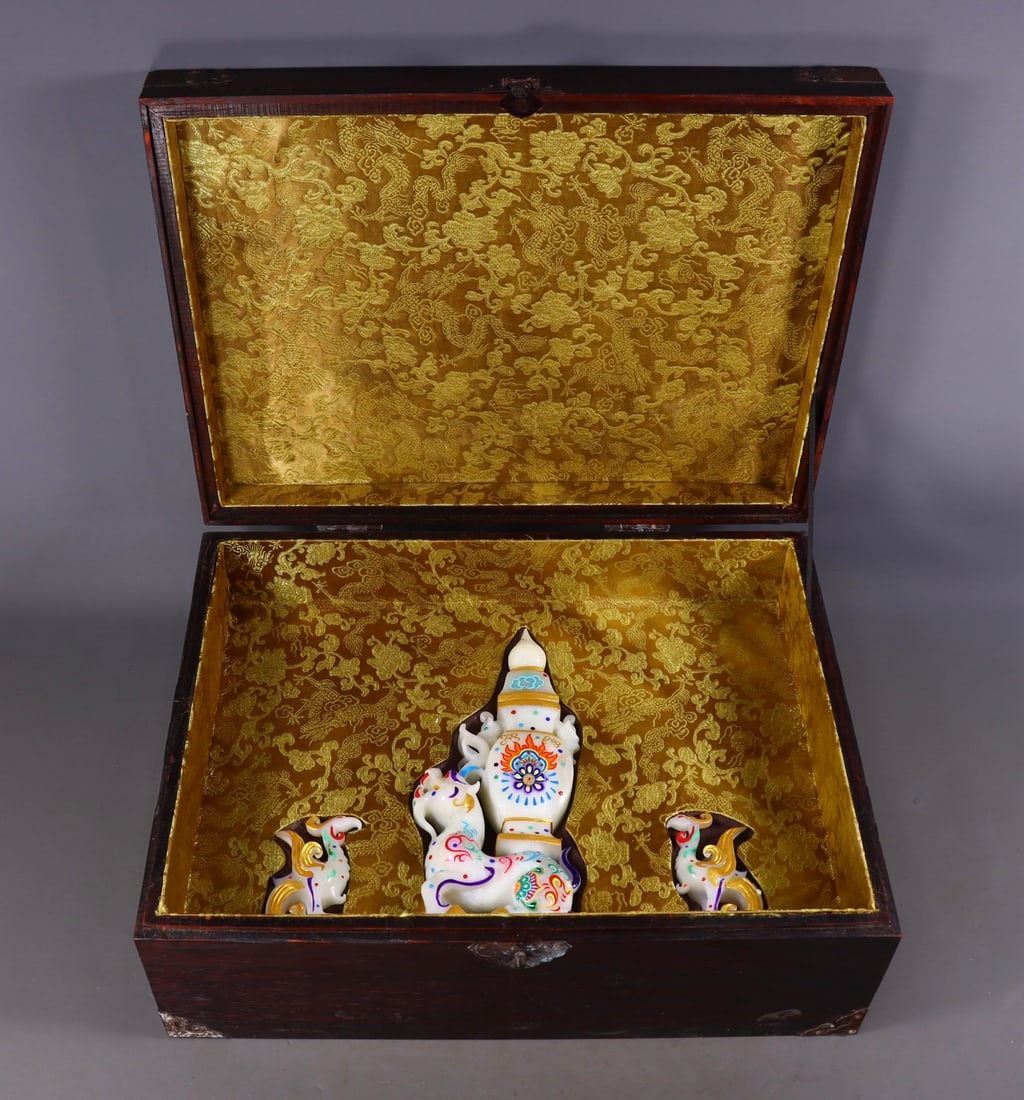A Set of Fine White Jade Gilt Dragon-Shaped Vase (1 of 9)
