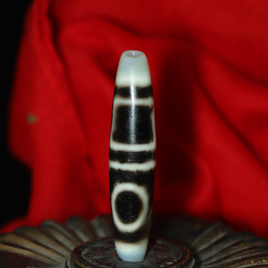 An Exquisite Dzi Bead Pendant (1 of 9)