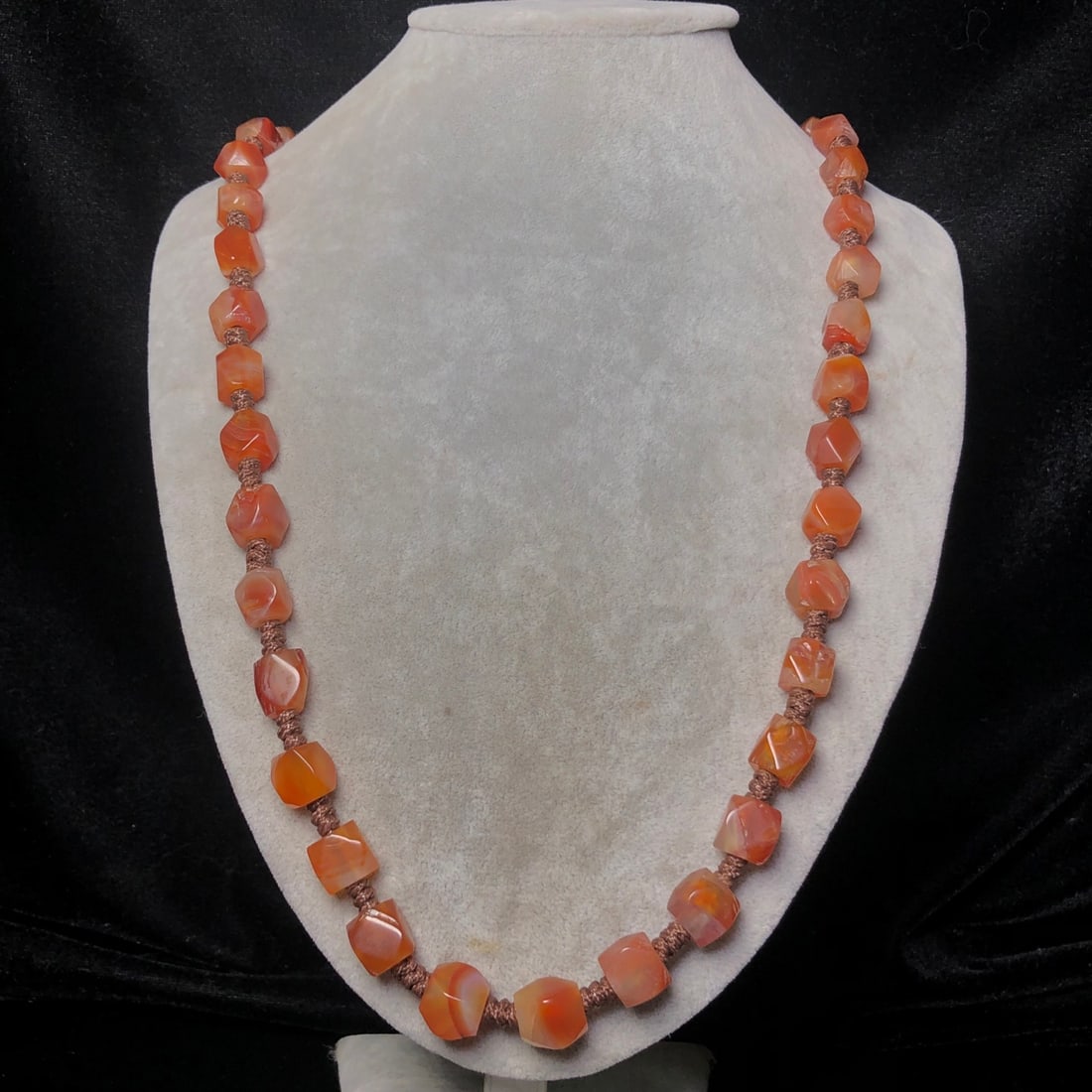 An Exquisite Agate Necklace - 9