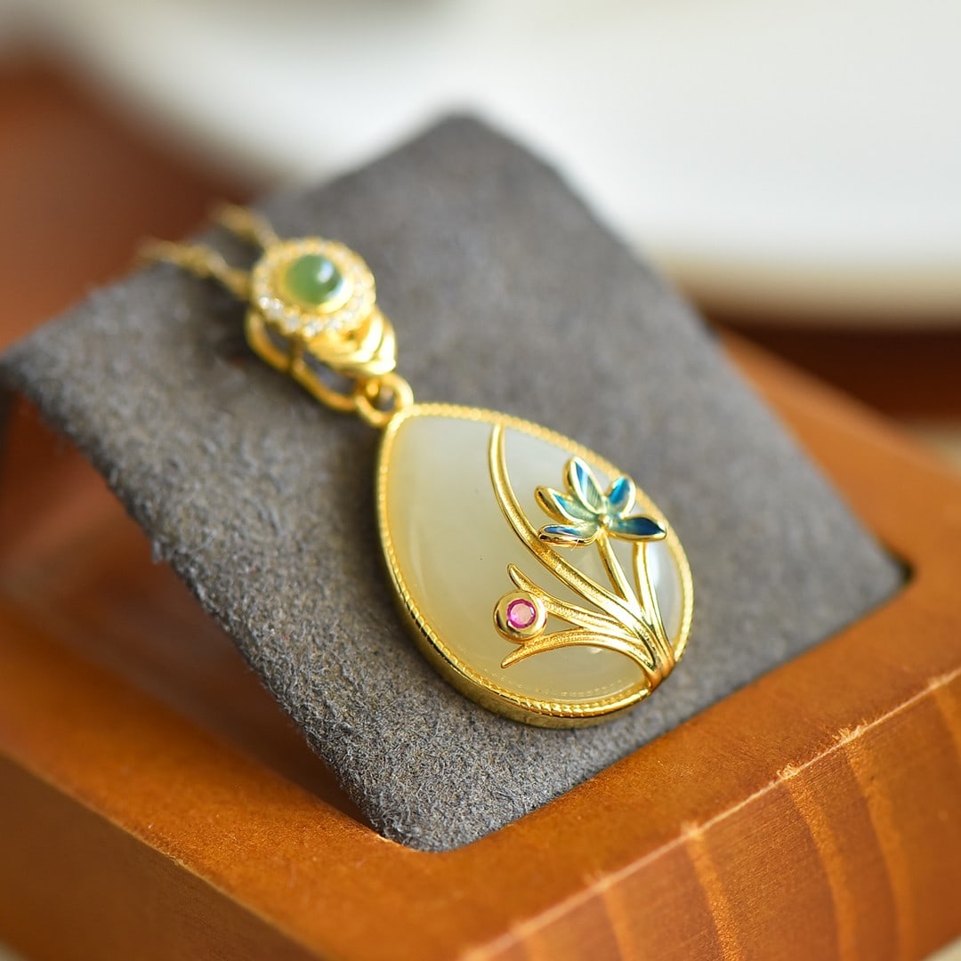 An Exquisite Sterling Silver-Gold Plated Inlaid White Jade Pendant,Inlaid Diamonds: An Exquisite Sterling Silver-Gold Plated Inlaid White Jade Pendant,Inlaid Diamonds,Size:15mmx20mm 纯银镀金镶白玉吊坠,嵌钻石