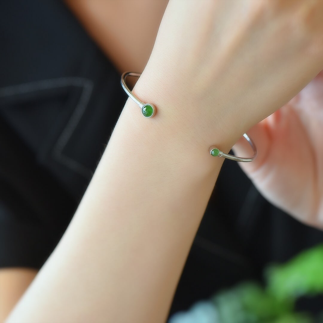 An Exquisite Sterling Silver Inlaid Jasper Bracelets: An Exquisite Sterling Silver Inlaid Jasper Bracelets 纯银镶碧玉手镯