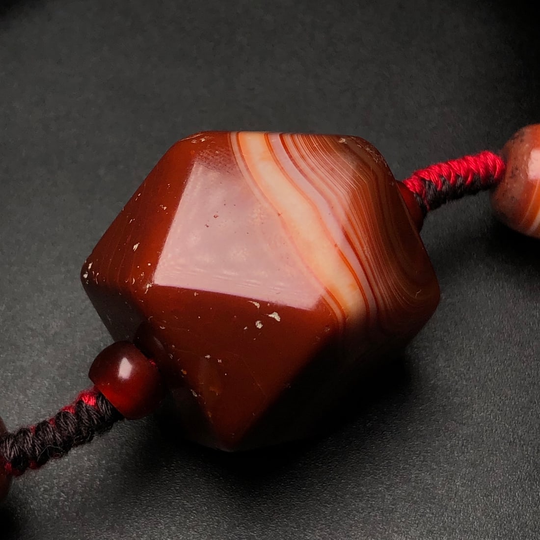 An Exquisite Agate Necklace - 8