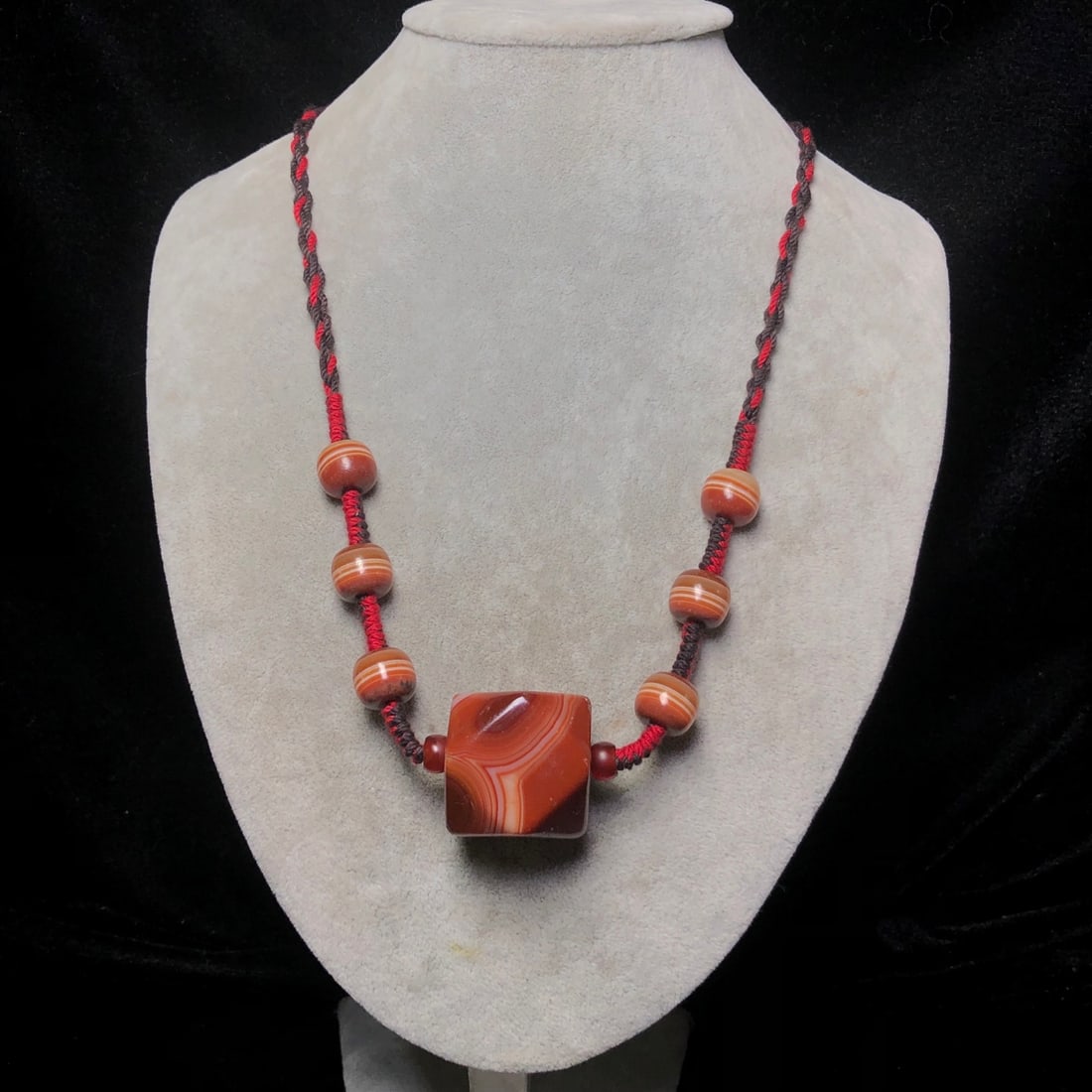 An Exquisite Agate Necklace - 9