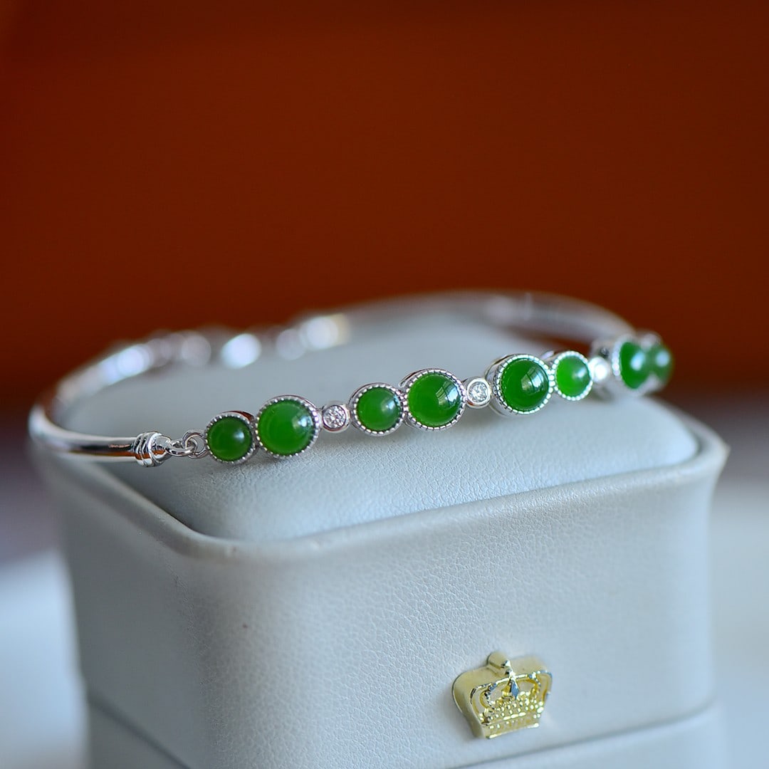 An Exquisite Sterling Silver Inlaid Jasper Bracelets,Inlaid Diamonds: An Exquisite Sterling Silver Inlaid Jasper Bracelets,Inlaid Diamonds,Size:5mmx5mm 纯银镶碧玉手镯,嵌钻石