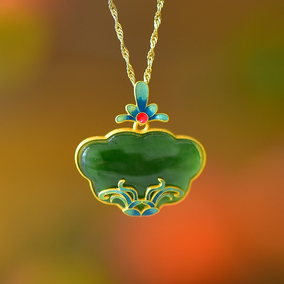 An Exquisite Sterling Silver-Gold Plated Inlaid Jasper Pendant: An Exquisite Sterling Silver-Gold Plated Inlaid Jasper Pendant 纯银镀金镶碧玉吊坠