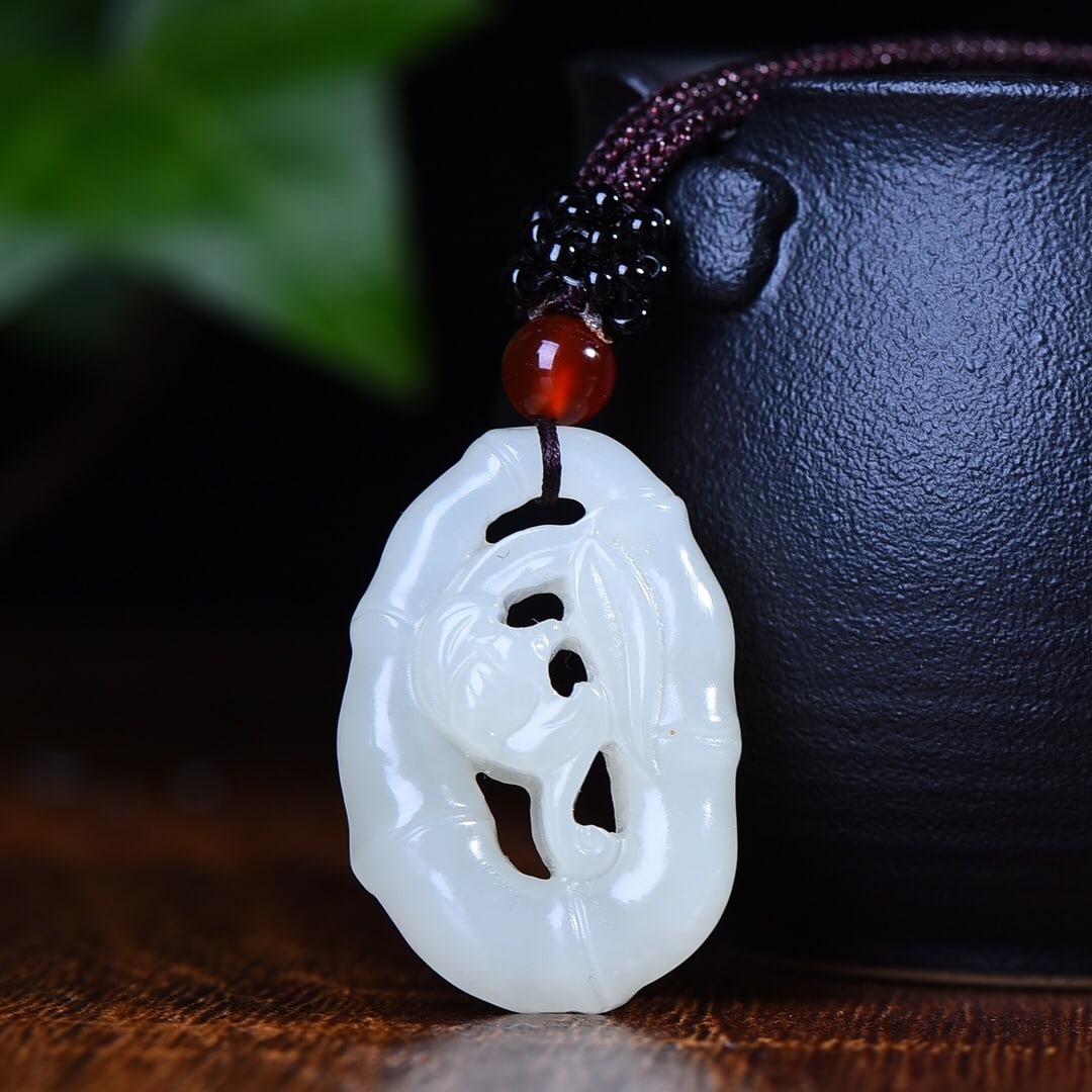 An Exquisite White Jade Bats Pattern Pendant: An Exquisite White Jade Bats Pattern Pendant,Size:22mmx32mm (寓意)吉祥 步步高升 白玉蝙蝠纹挂件