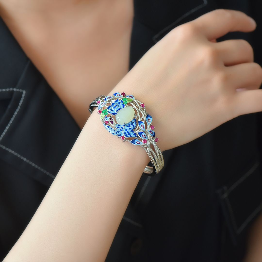 An Exquisite Sterling Silver Inlaid White Jade Enamel Bracelets,Inlaid Diamond: An Exquisite Sterling Silver Inlaid White Jade Enamel Bracelets,Inlaid Diamond 纯银镶白玉珐琅手镯，嵌钻石