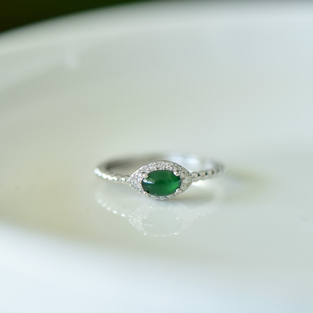 An Exquisite Sterling Silver Inlaid Jadeite Ring,Inlaid Diamond: An Exquisite Sterling Silver Inlaid Jadeite Ring,Inlaid Diamond,Size:4mmx6mm 纯银镶翡翠戒指,嵌钻石
