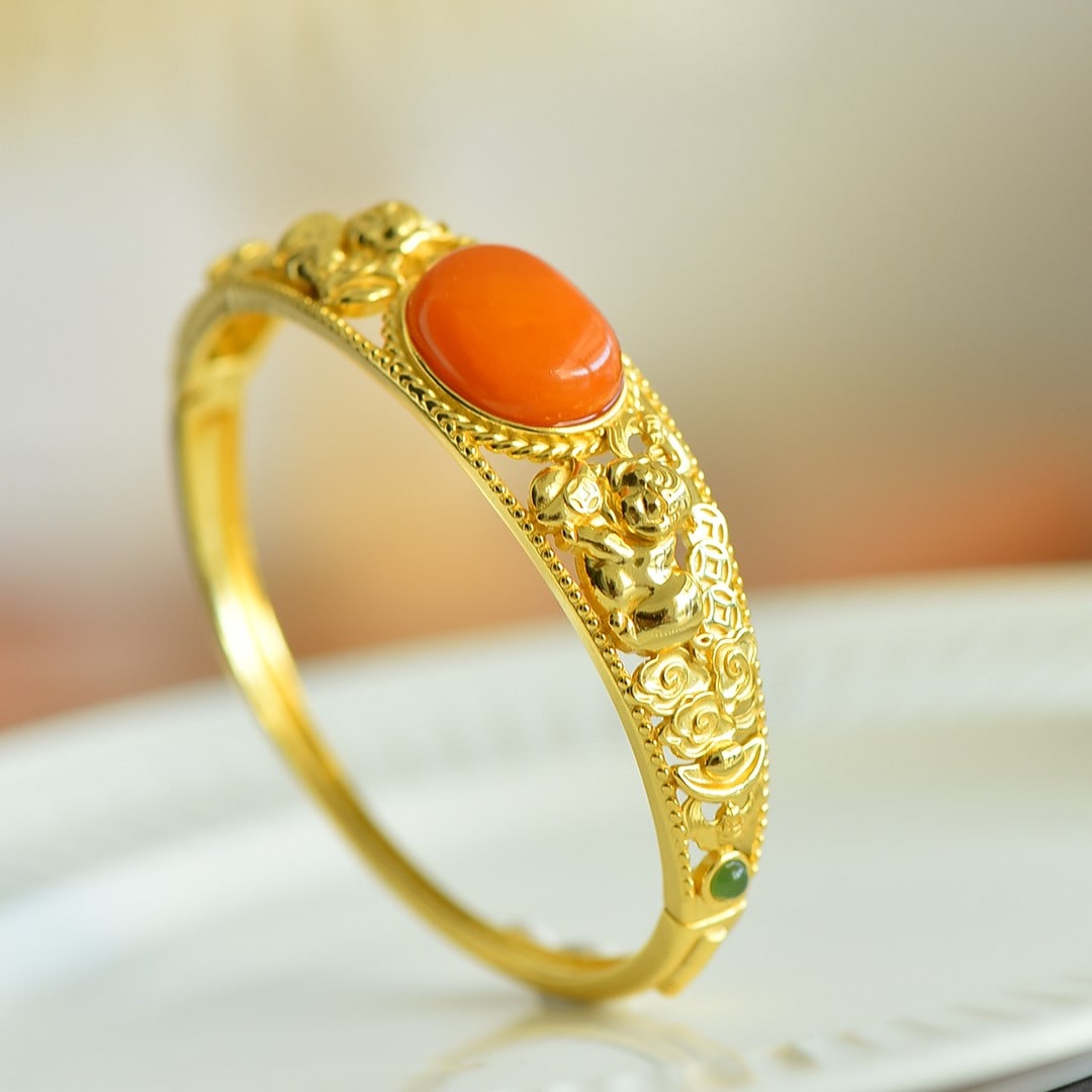 An Exquisite Sterling Silver-Gold Plated Inlaid Beeswax Bracelets: An Exquisite Sterling Silver-Gold Plated Inlaid Beeswax Bracelets,Size:13mmx18mm 纯银镀金镶蜜蜡手镯