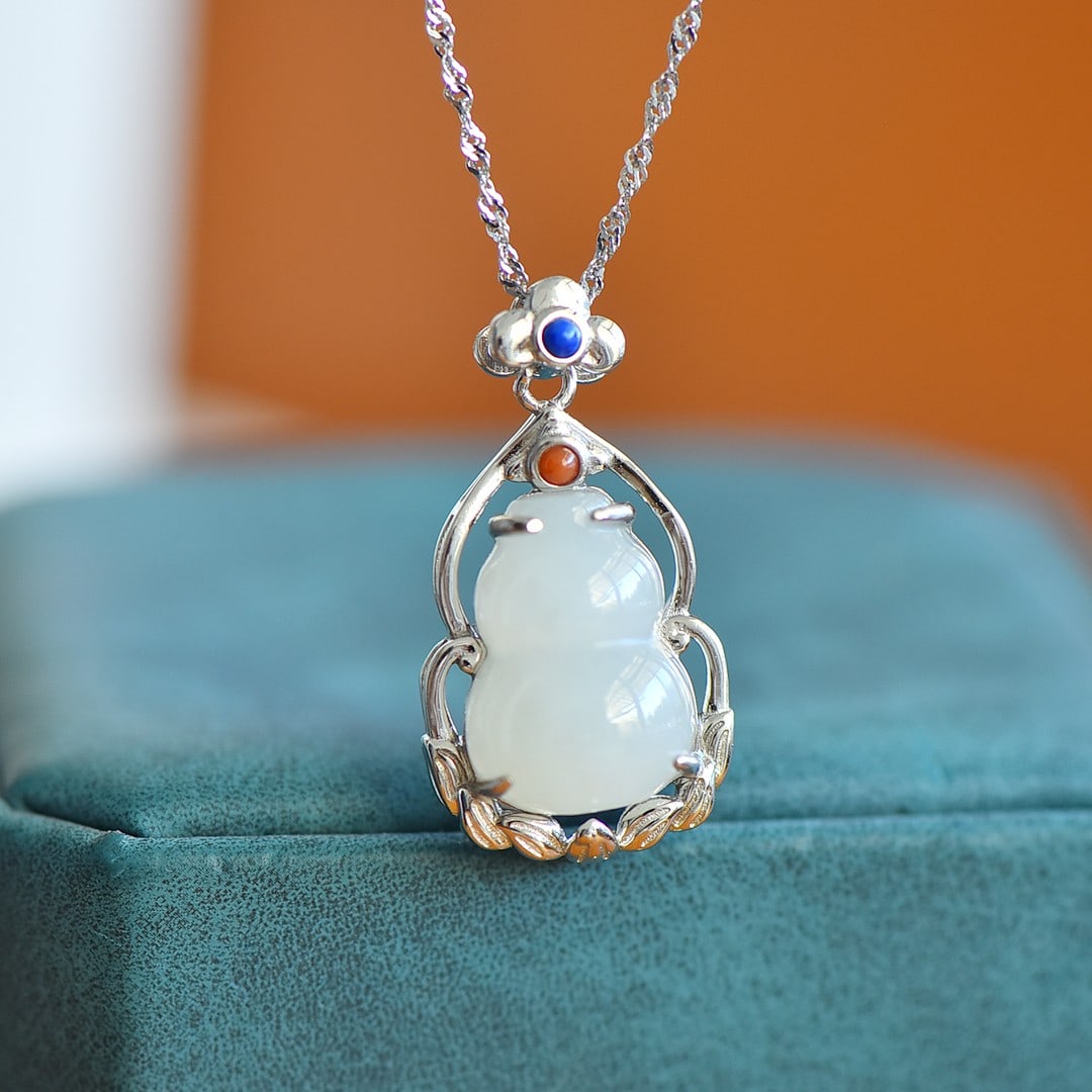 An Exquisite Sterling Silver Inlaid White Jade Gourd Pendant: An Exquisite Sterling Silver Inlaid White Jade Gourd Pendant,Size:12mmx17mm 纯银镶白玉葫芦吊坠