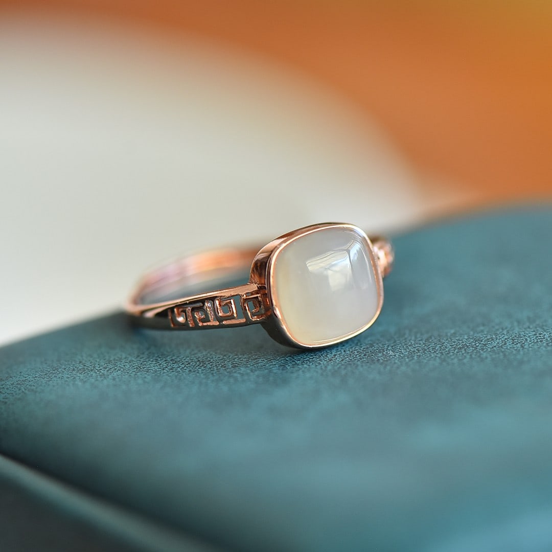 An Exquisite Sterling Silver-Gold Plated Inlaid White Jade Ring: An Exquisite Sterling Silver-Gold Plated Inlaid White Jade Ring,Size:8mmx8mm 纯银镀金镶白玉戒指