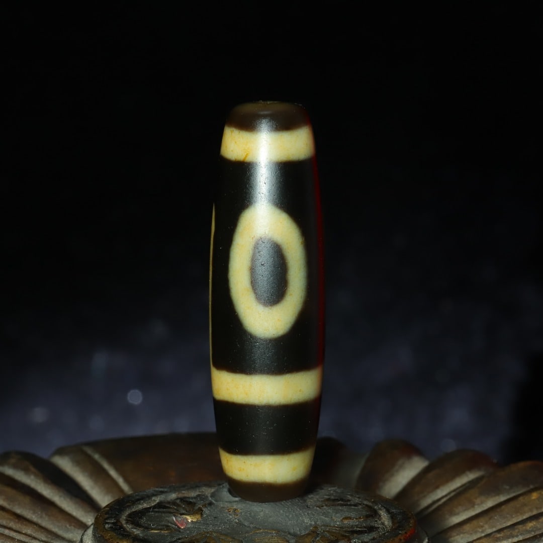 An Exquisite Two Eyes Dzi Bead Pendant: An Exquisite Two Eyes Dzi Bead Pendant，Size：40mmx11mm，Weight：9g 两眼天珠挂件