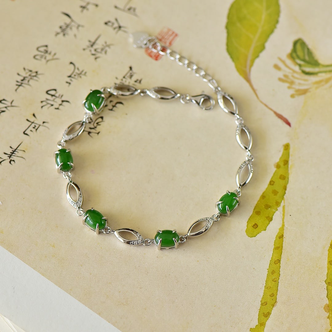 An Exquisite Sterling Silver Inlaid Jasper Bracelets,Inlaid Diamond: An Exquisite Sterling Silver Inlaid Jasper Bracelets,Inlaid Diamond 纯银镶碧玉手链,嵌钻石