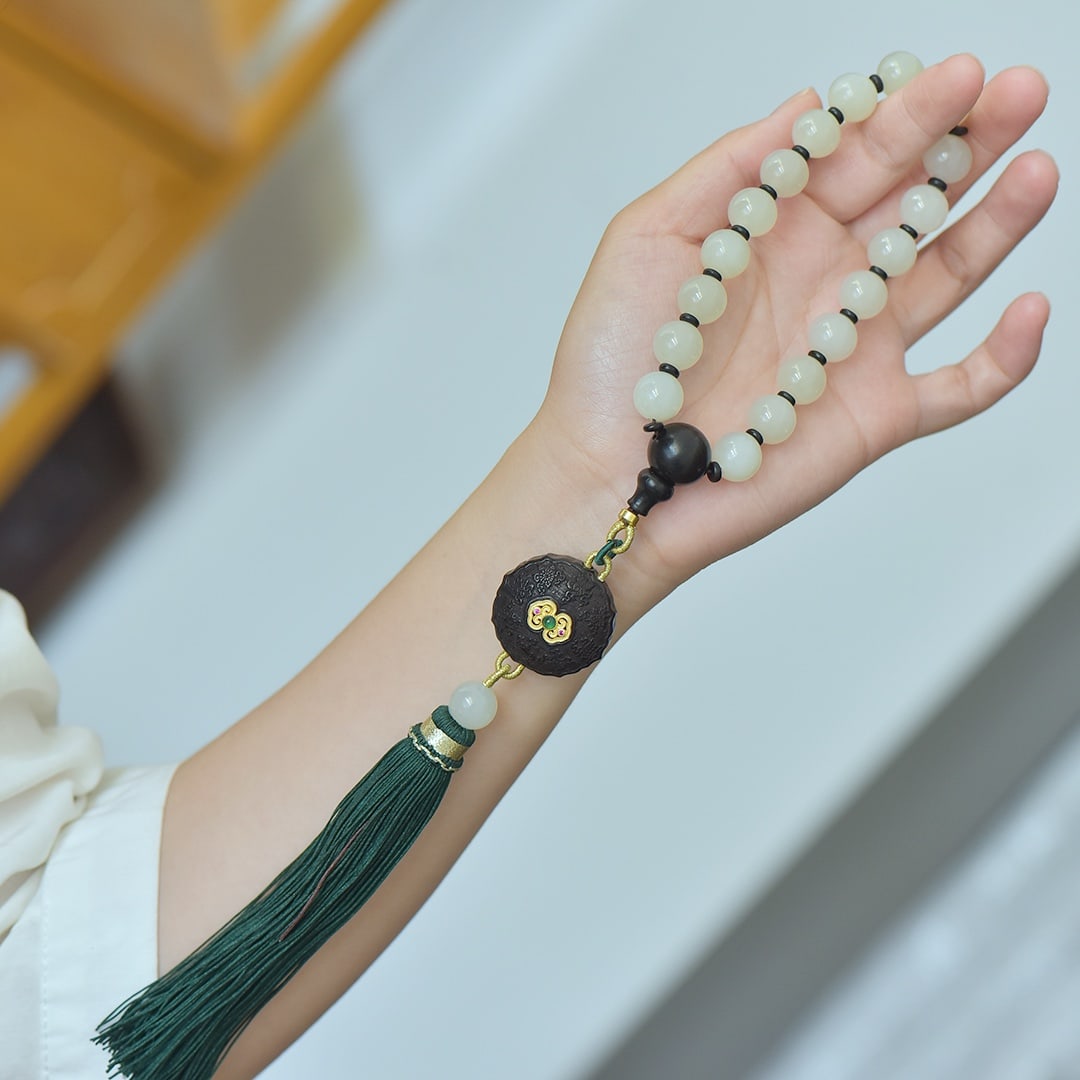 An Exquisite White Jade Ebony Bracelets: An Exquisite White Jade Ebony Bracelets,Size:12mm 白玉黑檀木手串