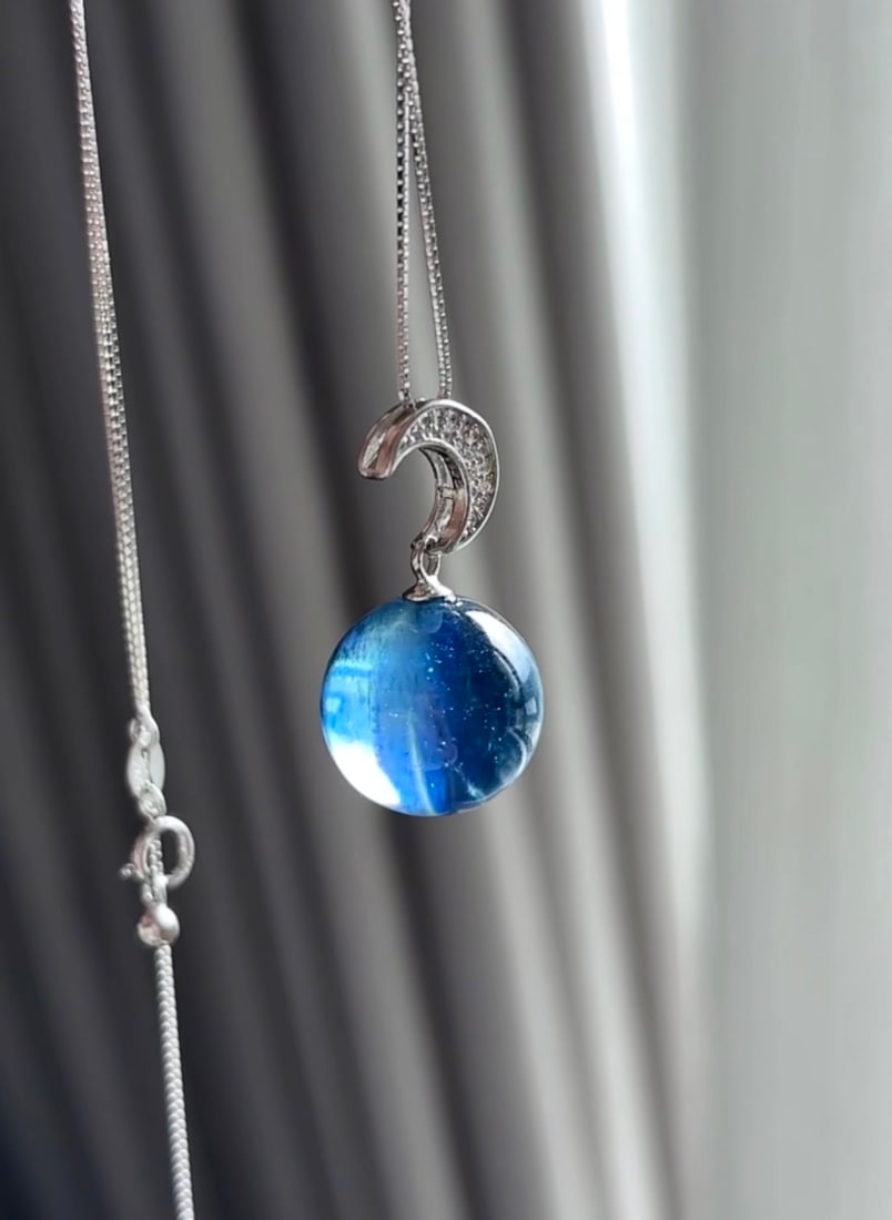 An Exquisite Sterling Silver Inlaid Aquamarine Pendant,Inlaid Gems: An Exquisite Sterling Silver Inlaid Aquamarine Pendant,Inlaid Gems,Size:13.8mm,Weight:4.3g 纯银镶海蓝宝吊坠,嵌宝石