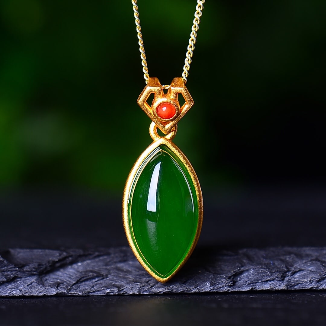 An Exquisite Sterling Silver-Gold Plated Inlaid Jasper Pendant: An Exquisite Sterling Silver-Gold Plated Inlaid Jasper Pendant,Size:8mmx16mm 纯银镀金镶碧玉吊坠