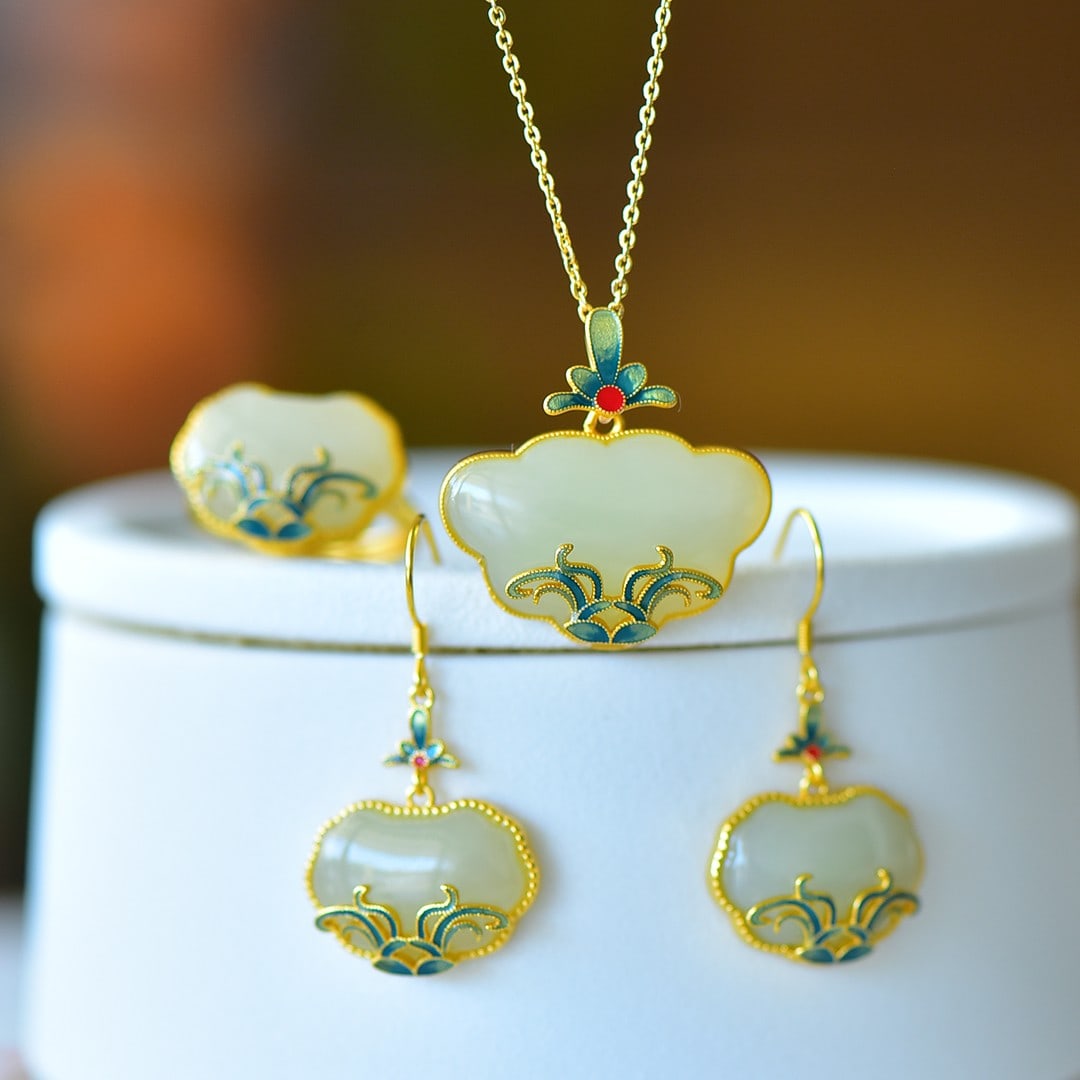 A Set of Fine Sterling Silver-Gold Plated Inlaid White Jade Jewelrys: A Set of Fine Sterling Silver-Gold Plated Inlaid White Jade Jewelrys 一套纯银镀金镶白玉首饰
