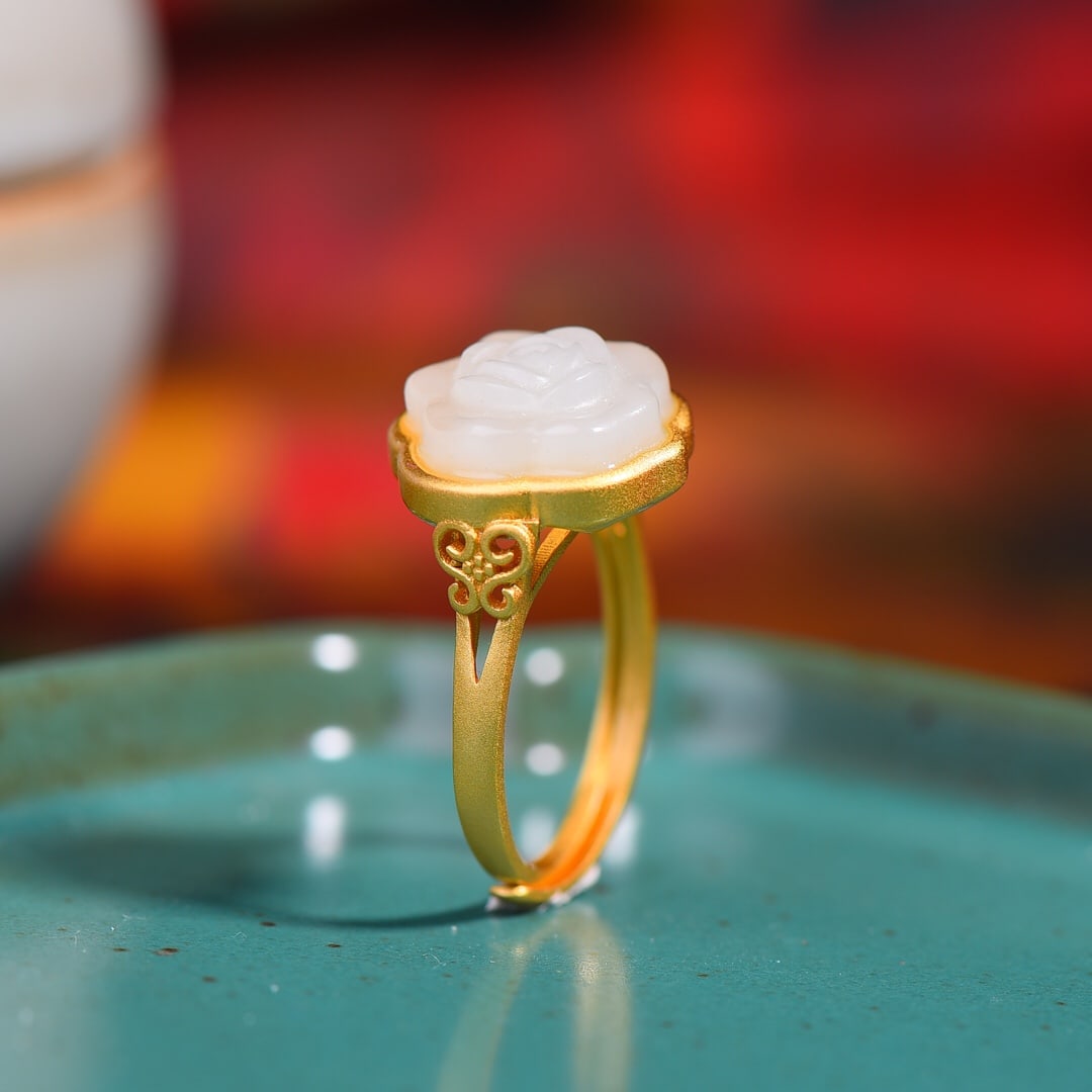 An Exquisite Sterling Silver-Gold Plated Inlaid White Jade Ring: An Exquisite Sterling Silver-Gold Plated Inlaid White Jade Ring,Size:13mmx13mm 纯银镀金镶白玉戒指