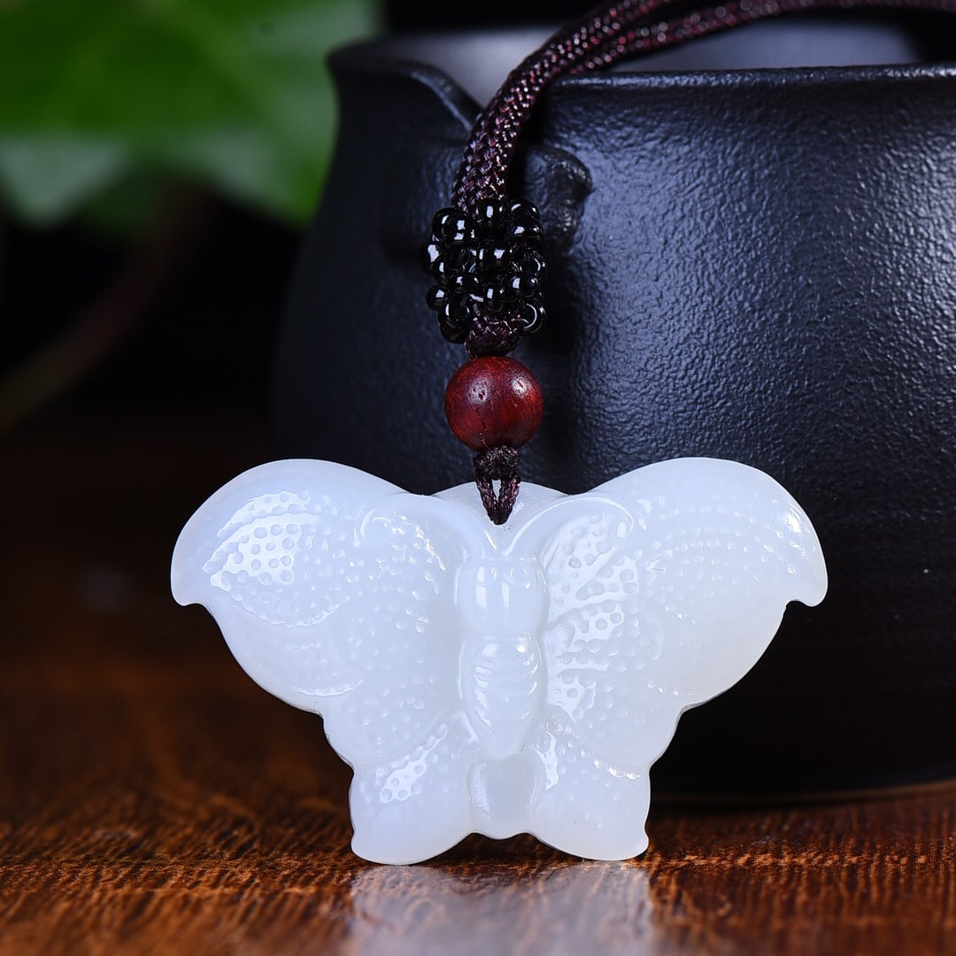 An Exquisite White Jade Butterfly Pendant: An Exquisite White Jade Butterfly Pendant,Size:42mmx26mm (寓意)双面雕工 工艺精湛 玉脂温润 白玉蝴&#
