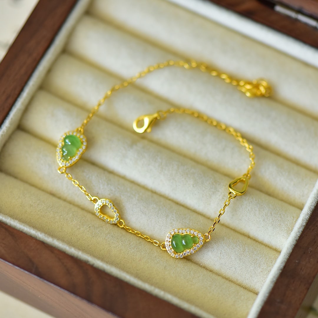 An Exquisite Sterling Silver-Gold Plated Inlaid Jasper Gourd Bracelets,Inlaid Diamond: An Exquisite Sterling Silver-Gold Plated Inlaid Jasper Gourd Bracelets,Inlaid Diamond,Size:5mmx7mm 纯银镀金镶碧玉葫芦手链,嵌&