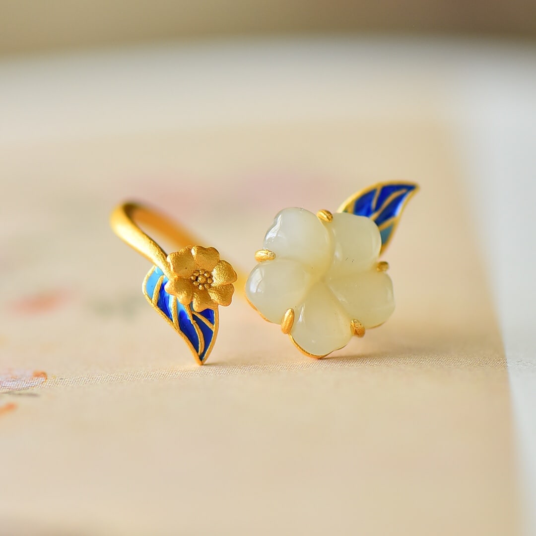 An Exquisite Sterling Silver-Gold Plated Inlaid White Jade Enamel Ring: An Exquisite Sterling Silver-Gold Plated Inlaid White Jade Enamel Ring,Size:14mmx14mm 纯银镀金镶白玉珐琅戒指