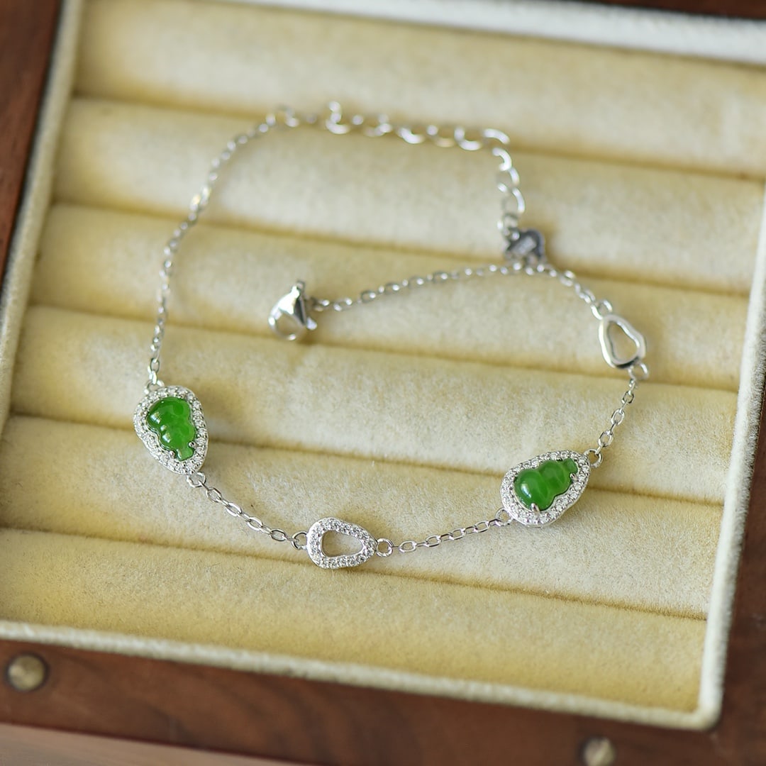 An Exquisite Sterling Silver Inlaid Jasper Gourd Bracelets,Inlaid Diamond: An Exquisite Sterling Silver Inlaid Jasper Gourd Bracelets,Inlaid Diamond,Size:5mmx7mm 纯银镶碧玉葫芦手链,嵌钻石