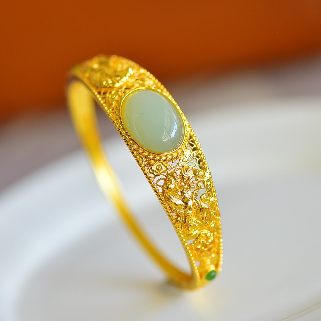 An Exquisite Sterling Silver-Gold Plated Inlaid White Jade Bracelets,Inlaid Jasper: An Exquisite Sterling Silver-Gold Plated Inlaid White Jade Bracelets,Inlaid Jasper,Size:13mmx18mm 纯银镀金镶白玉手镯,嵌碧玉