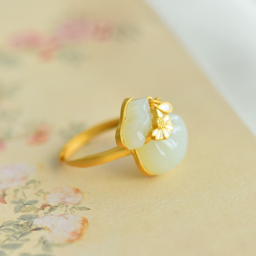 An Exquisite Sterling Silver-Gold Plated Inlaid White Jade Ring: An Exquisite Sterling Silver-Gold Plated Inlaid White Jade Ring,Size:14mmx17mm 纯银镀金镶白玉戒指