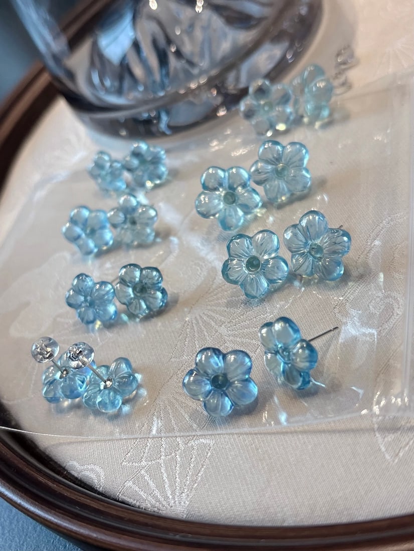 A Pair of Exquisite Sterling Silver Inlaid Aquamarine Earrings: A Pair of Exquisite Sterling Silver Inlaid Aquamarine Earrings,Size:14mm 一对纯银镶海蓝宝耳钉