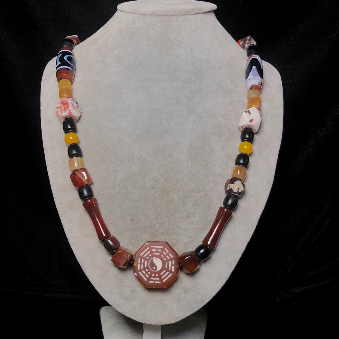 An Exquisite Agate Necklace - 9