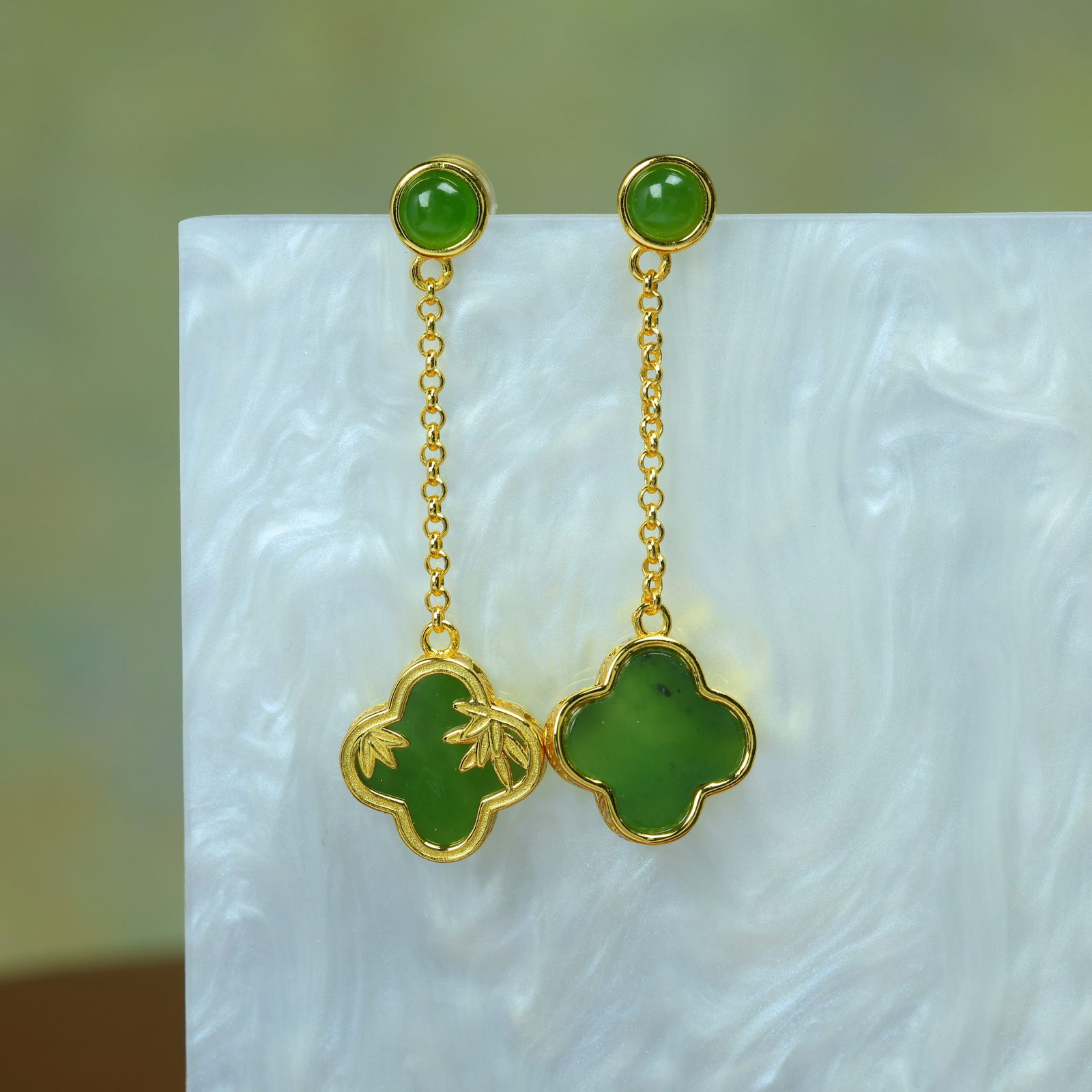 A Pair of Exquisite Sterling Silver-Gold Plated Inlaid Jasper Earrings: A Pair of Sterling Silver-Gold Plated Inlaid Jasper Earrings , Size :10mmx10mms 一对纯银镀金镶碧玉耳环,尺寸:10mmx10mm