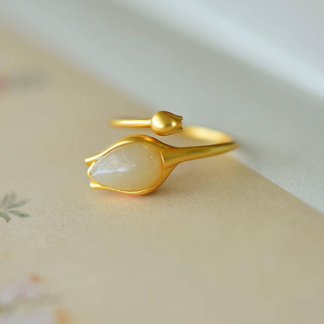 An Exquisite Sterling Silver-Gold Plated Inlaid White Jade Ring: An Exquisite Sterling Silver-Gold Plated Inlaid White Jade Ring,Size:7mmx11mm 纯银镀金镶白玉戒指