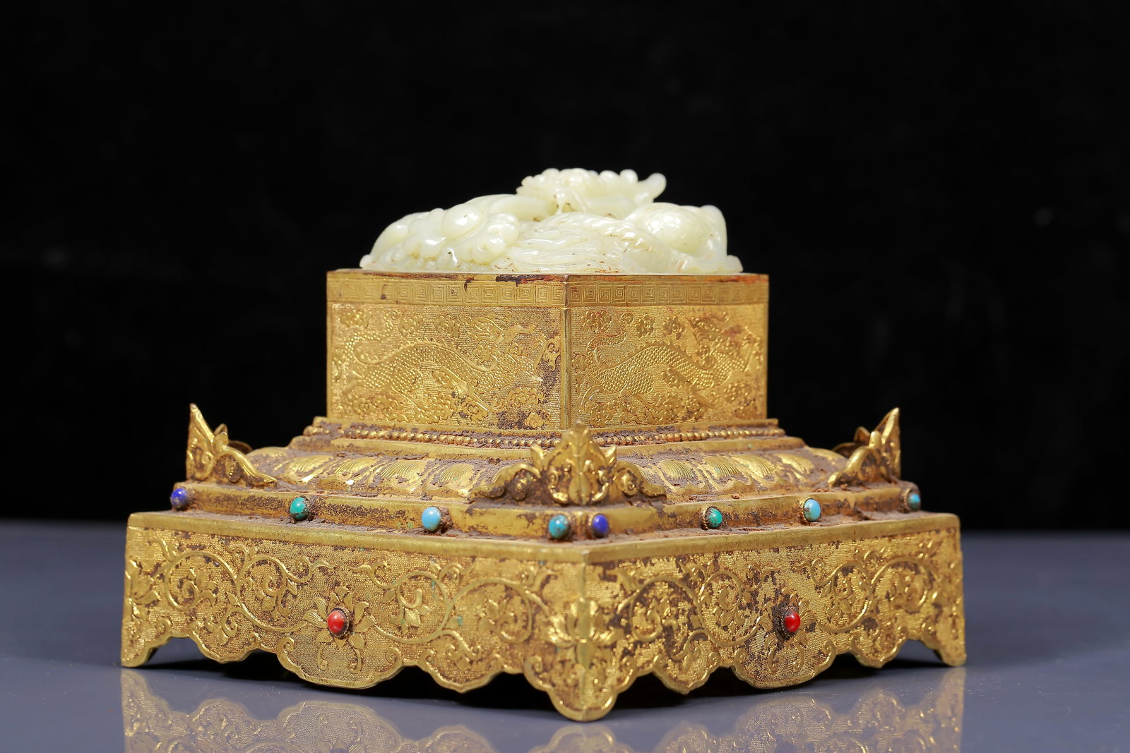 An Exquisite White Jade Covered silver-gilt Dragon Pattern Seal, Inlaid Turquoise: An Exquisite White Jade Covered silver-gilt Dragon Pattern Seal, Inlaid Turquoise, Qing Dynasty, China,Qianlong Four-character Mark,Size: 6.3inx5.1in,Weight:1755g 