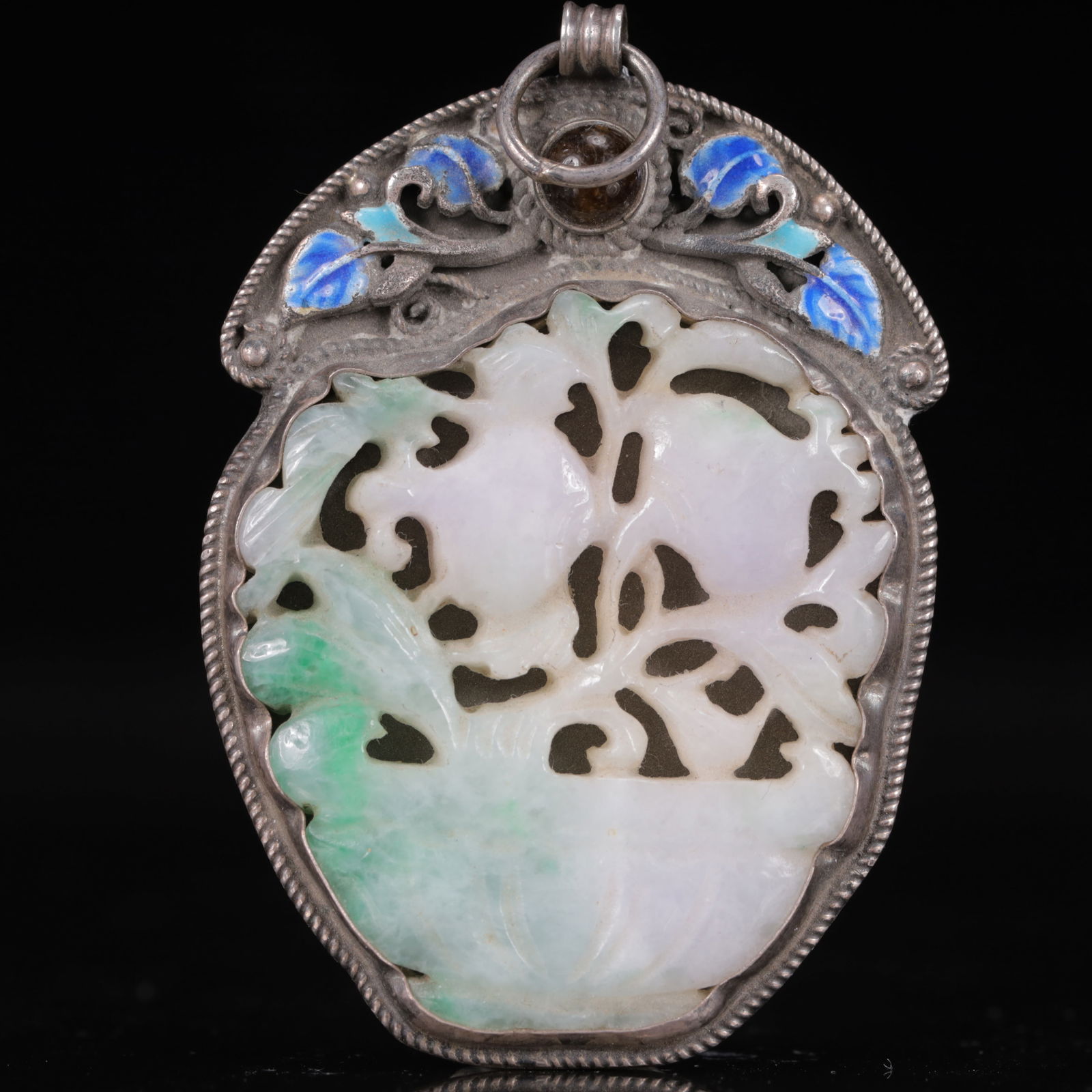 An Exquisite Silver Inlaid Jadeite Flower and Bird Pattern Pendant: An Exquisite Silver Inlaid Jadeite Flower and Bird Pattern Pendant,Qing Dynasty, China,Size:1.6inx0.2inx2.4in,Weight:24g 银镶翡翠花卉纹挂件,ߑ