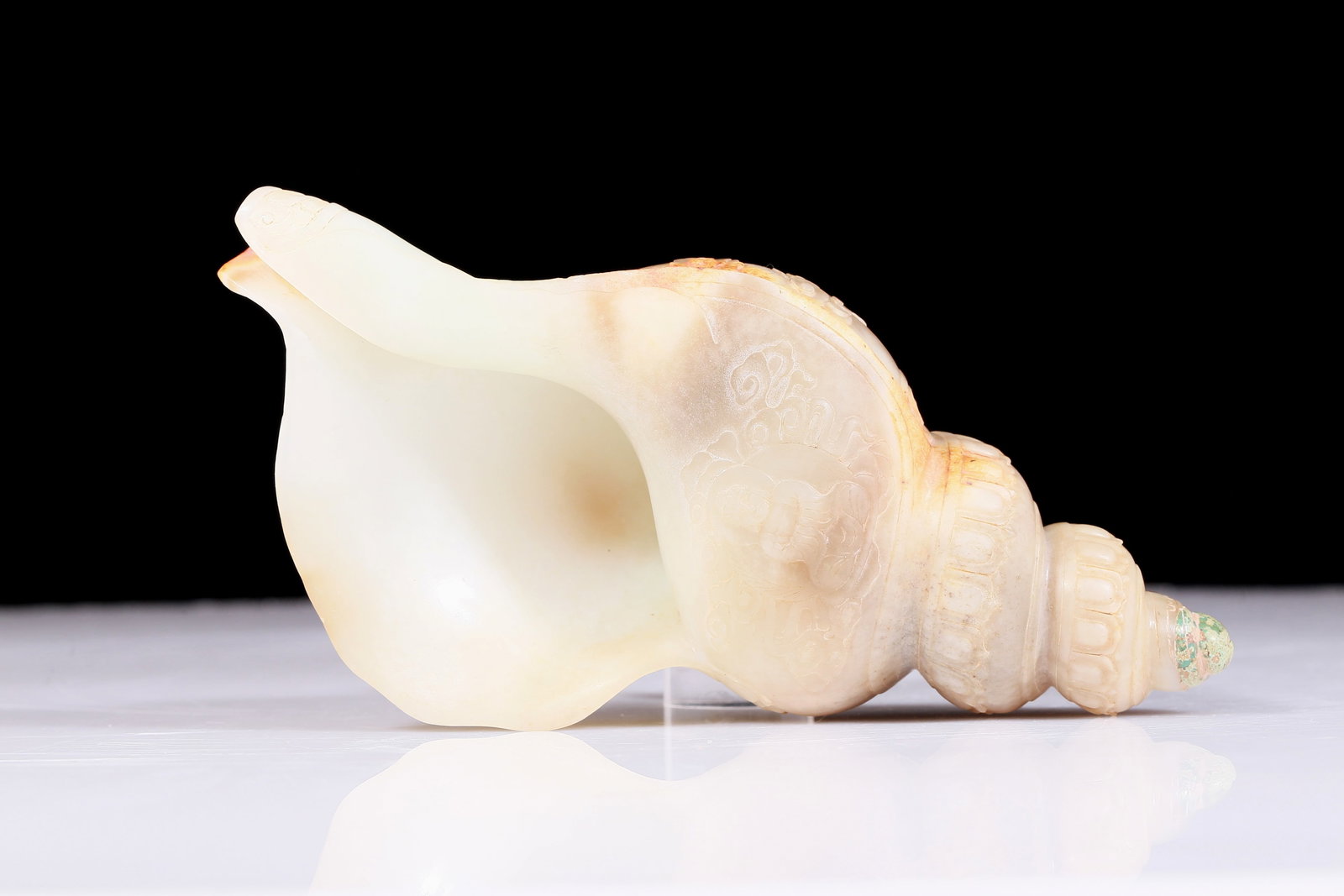 An exquisite white jade conch with the pattern of Gautama Buddha (1 of 6)